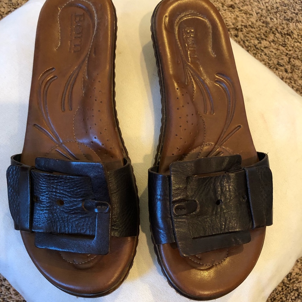Born (8) brown leather buckle sandal.